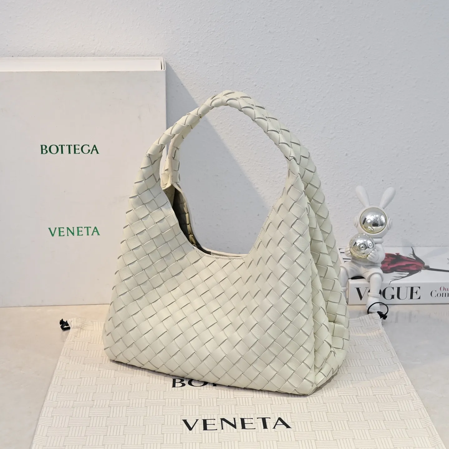 Batch 2160 new products are coming! BOTTEGA VENETA Bottega Veneta's 2025 new Campana shoulder bag is on the market~ First of all, I would like to praise the weight of this bag. As a not too small bag, it is very light for daily use. For people like me who need to carry a lot of belongings when going out, this advantage is great, and it greatly reduces the burden of traveling. 🛍️The shape is a bit like a combination of parachute and jodie. The blunt triangle shape is cute and honest. Carrying it on your back when going shopping is a good mood accelerator. The handles and body of the bag are both classic weaves. A tie is added to the original open design. If it is not tied up, the bag will look like a small vegetable basket when carried. Style number: 4249 Size: 33*20*16.5cm